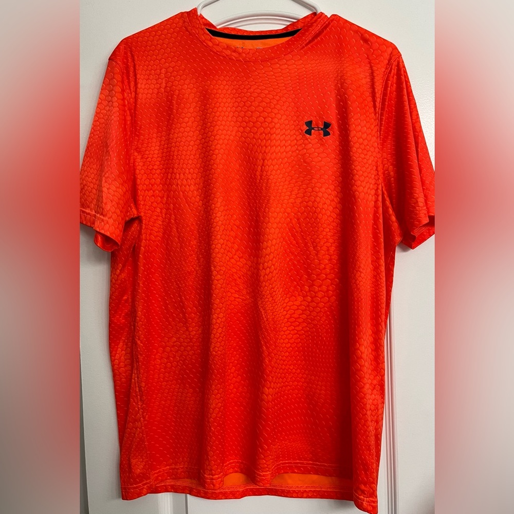 Men’s Under Armour orange size L unique pattern dri fit shirt like new